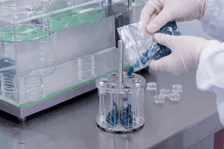 Kiểm tra chất lượng viên nang cứng trước khi đóng gói